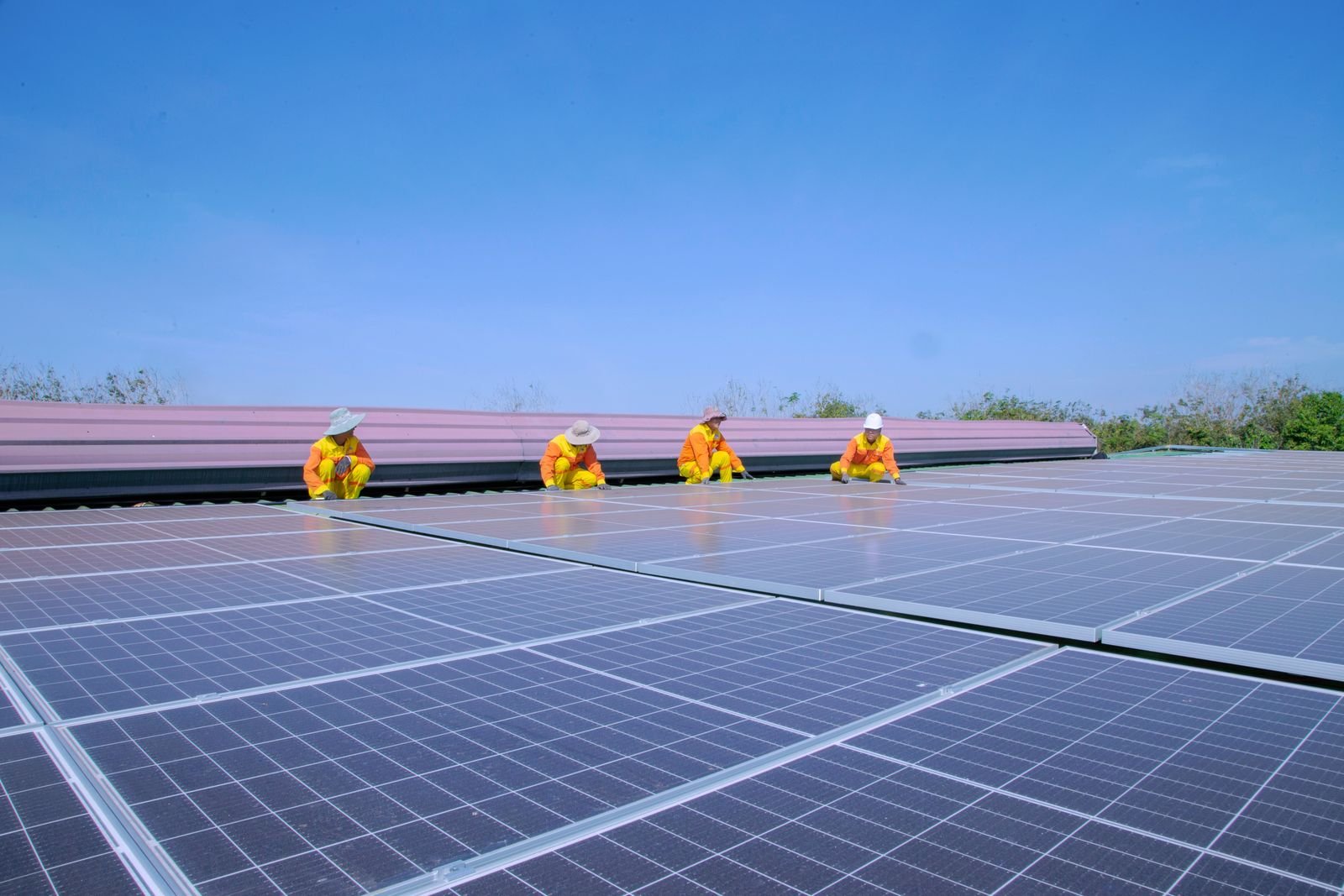 Equipo de Certifica Tu Energía atendiendo a un cliente