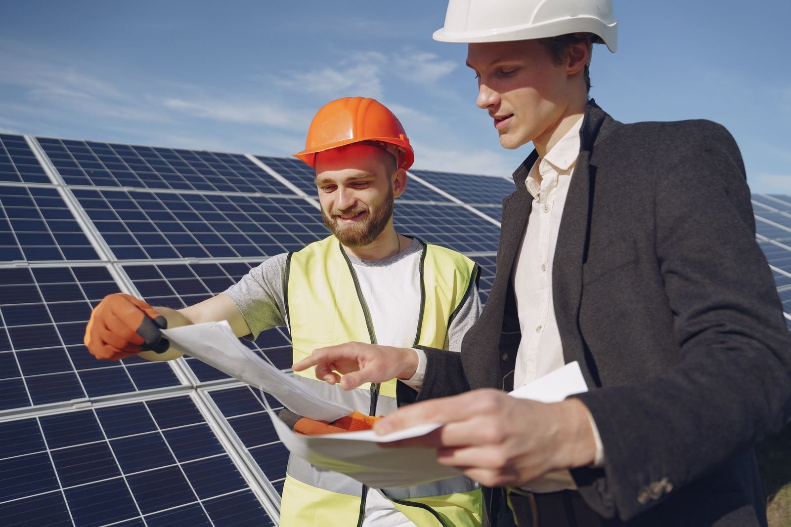 Ingeniero y asesor revisando un proyecto de energía solar