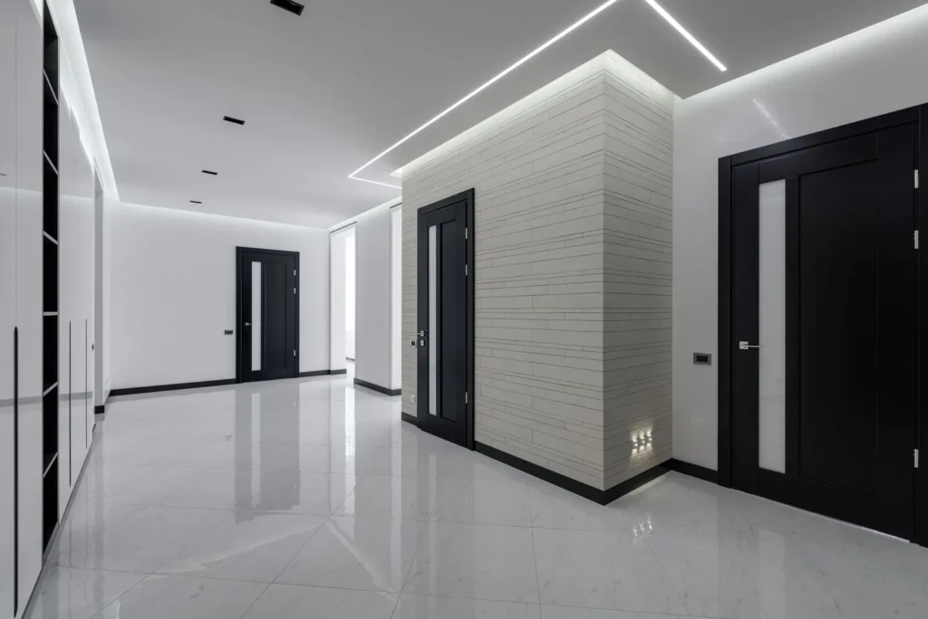 Beneficios de contratar a un especialista en ahorro energético Iluminación LED en el pasillo de una oficina